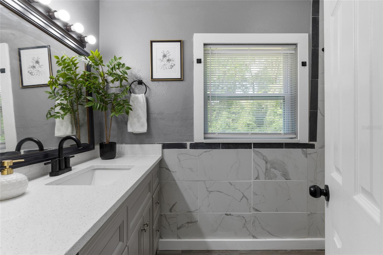 Listing photo id 19 for 5021 University Avenue