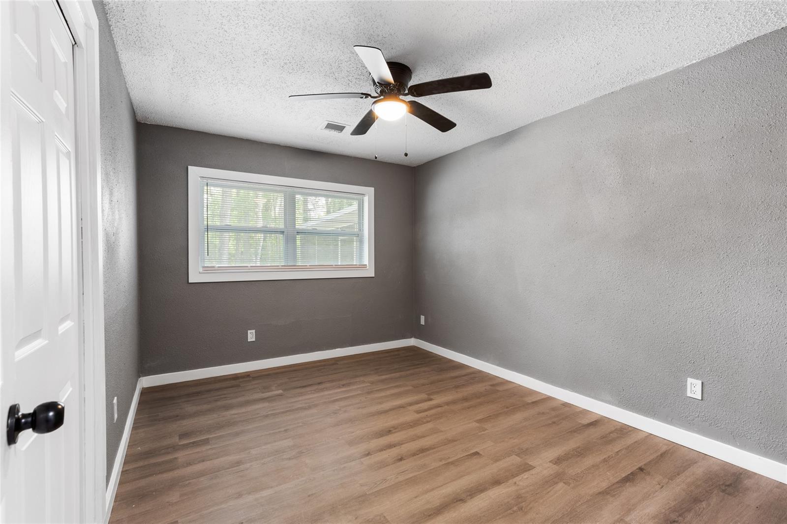 Listing photo id 20 for 5021 University Avenue