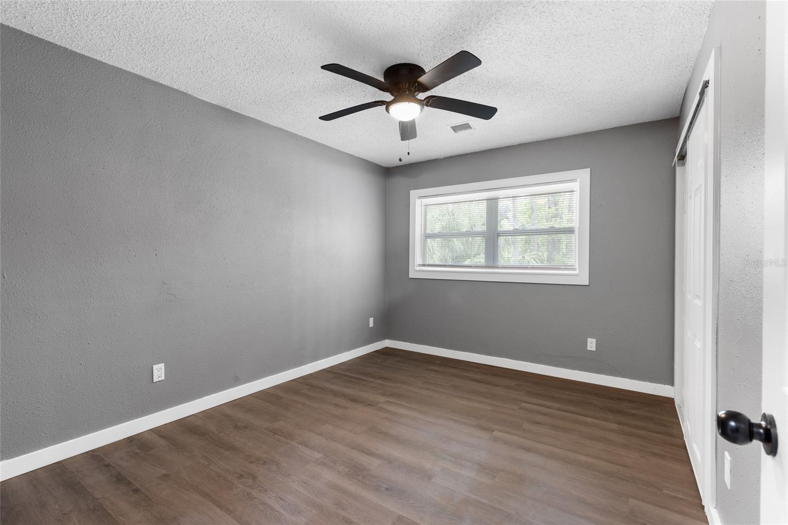 Listing photo id 21 for 5021 University Avenue