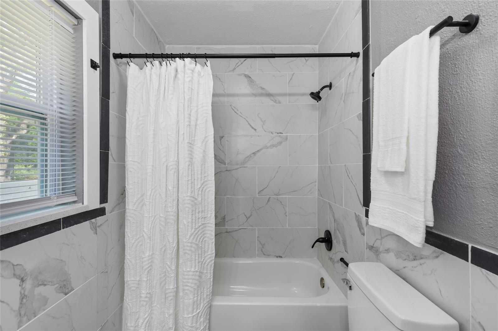 Listing photo id 22 for 5021 University Avenue