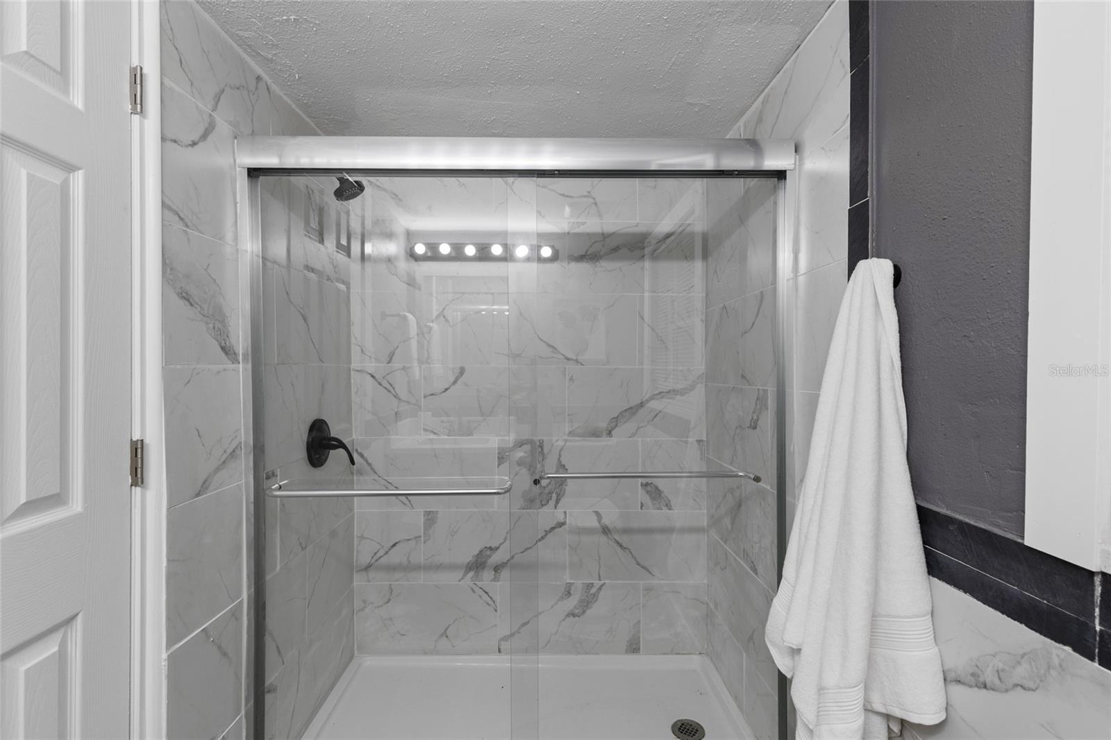 Listing photo id 23 for 5021 University Avenue