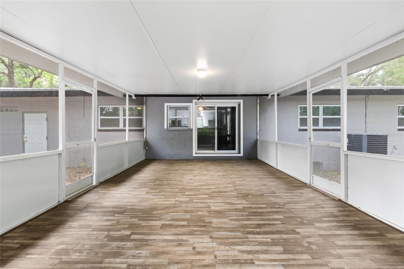 Listing photo id 24 for 5021 University Avenue