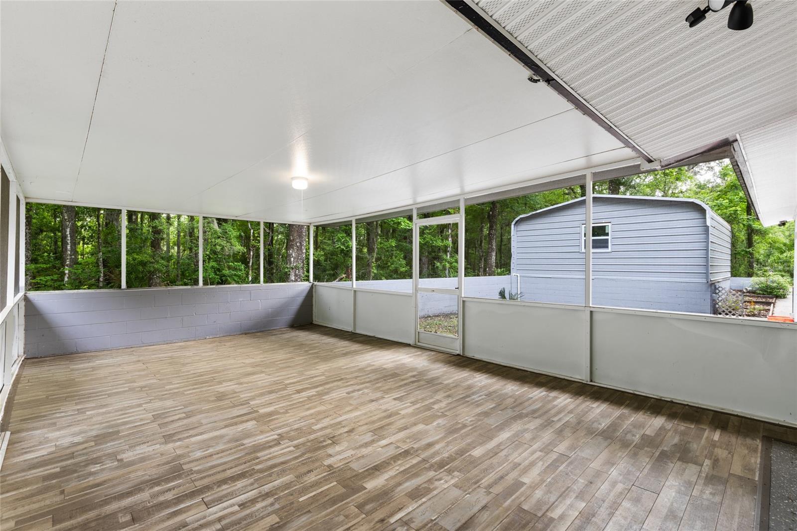Listing photo id 25 for 5021 University Avenue