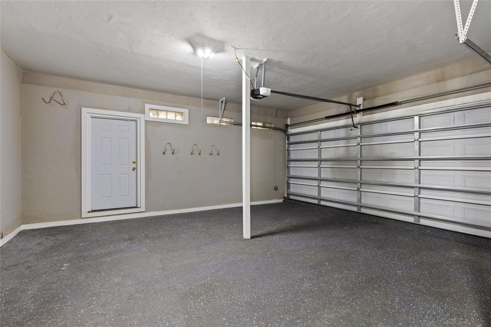 Listing photo id 26 for 5021 University Avenue