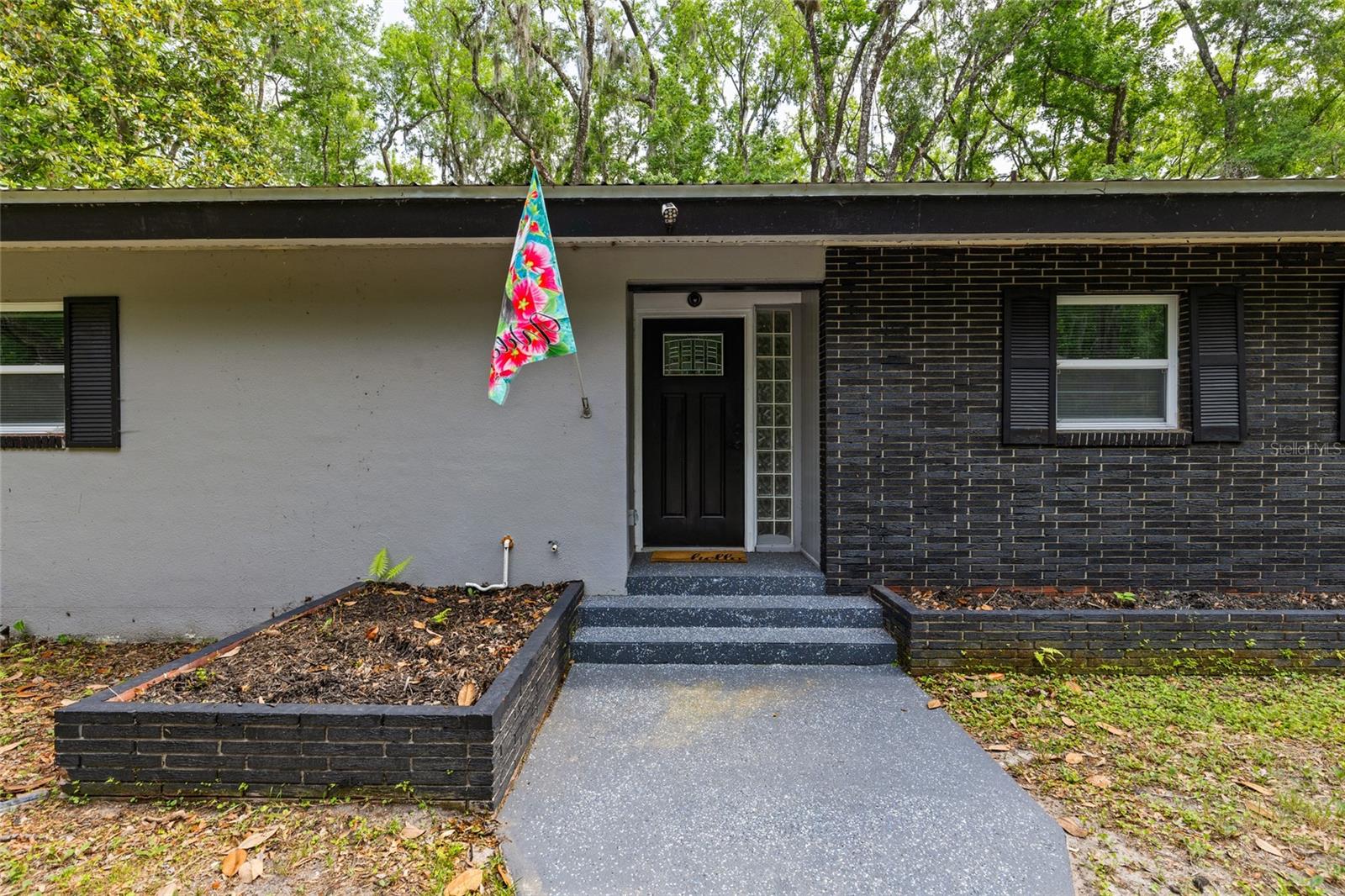 Listing photo id 1 for 5021 University Avenue