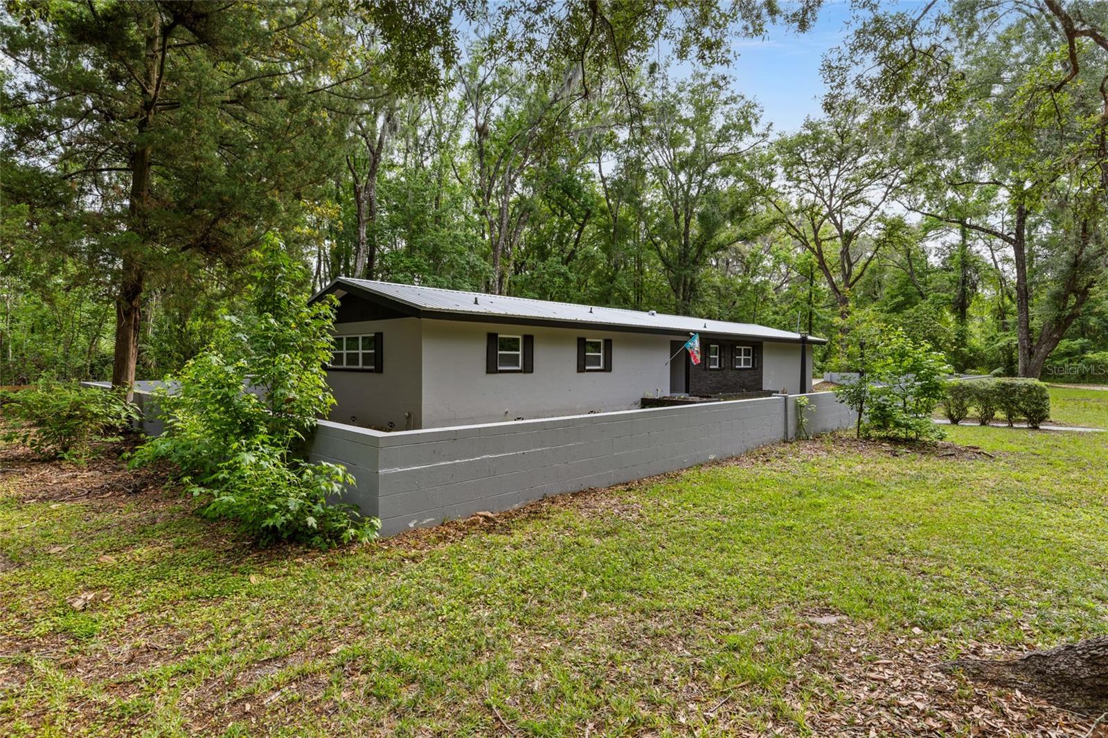 Listing photo id 31 for 5021 University Avenue