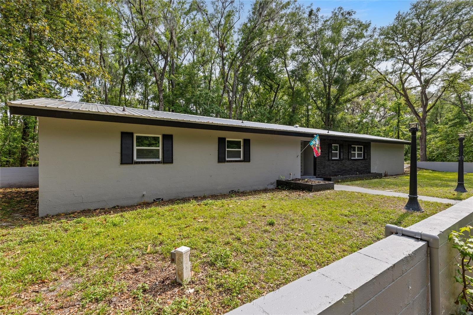 Listing photo id 32 for 5021 University Avenue