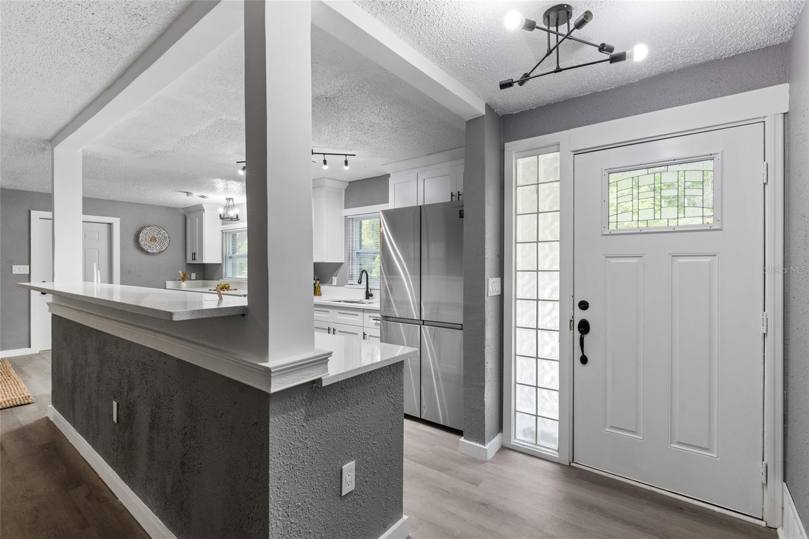 Listing photo id 3 for 5021 University Avenue