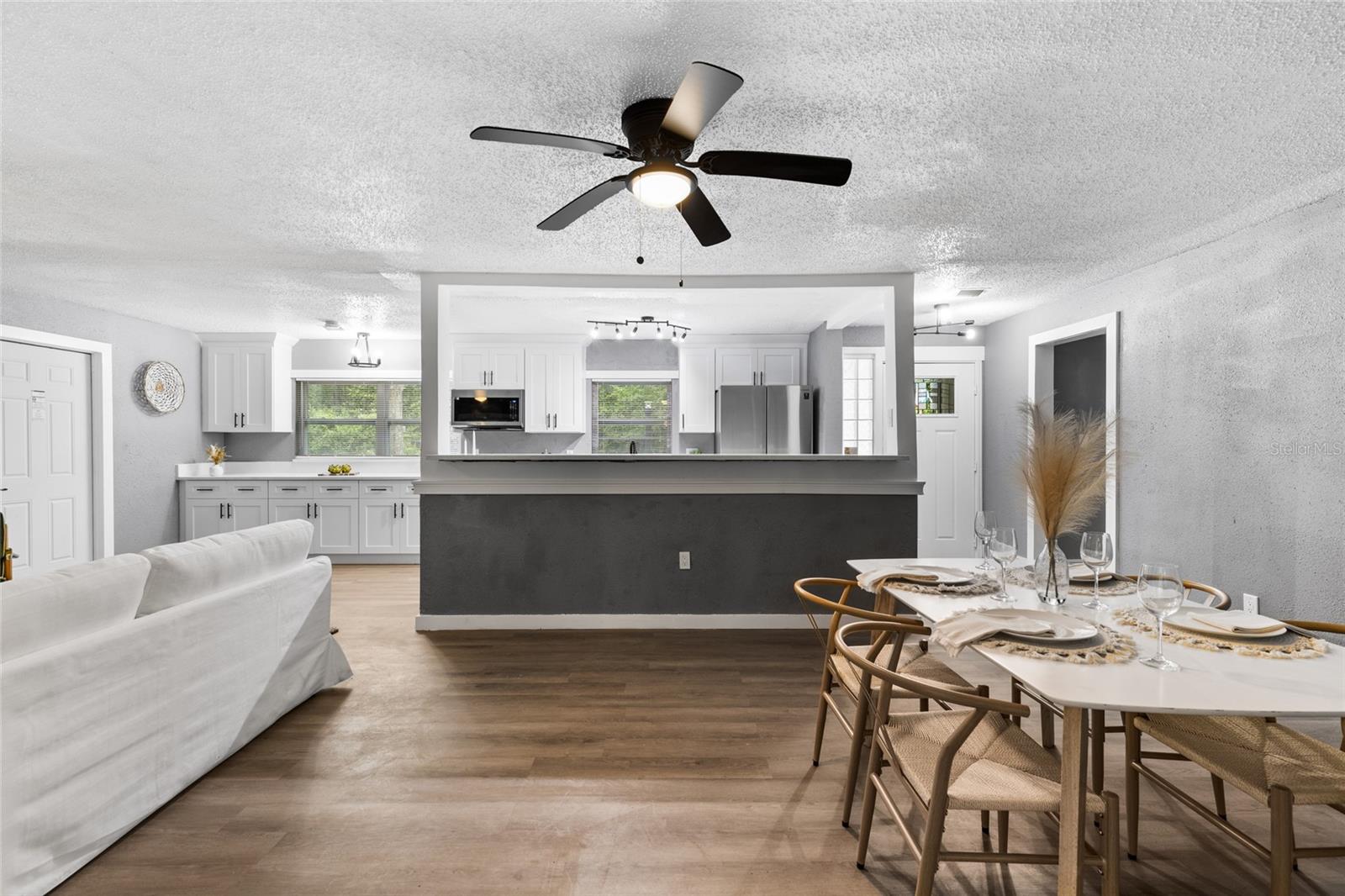 Listing photo id 4 for 5021 University Avenue