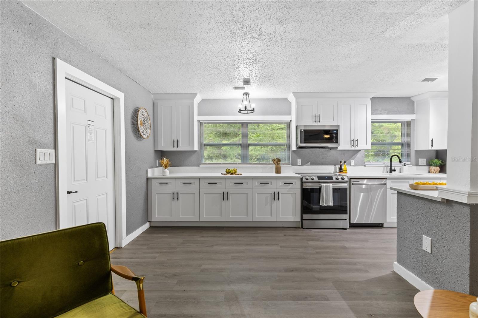 Listing photo id 5 for 5021 University Avenue