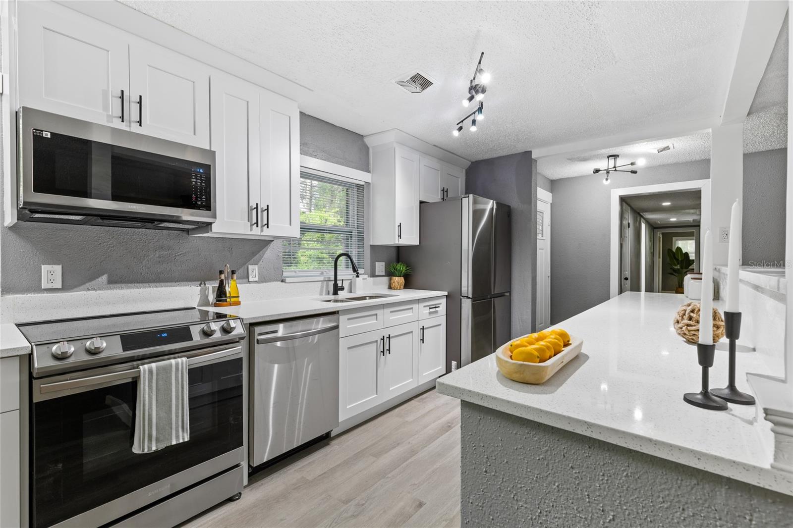 Listing photo id 7 for 5021 University Avenue