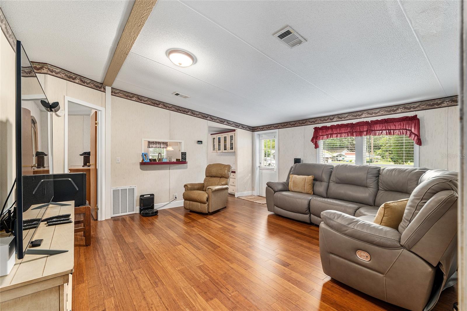 Image 8 of 47 For 610 251st Street