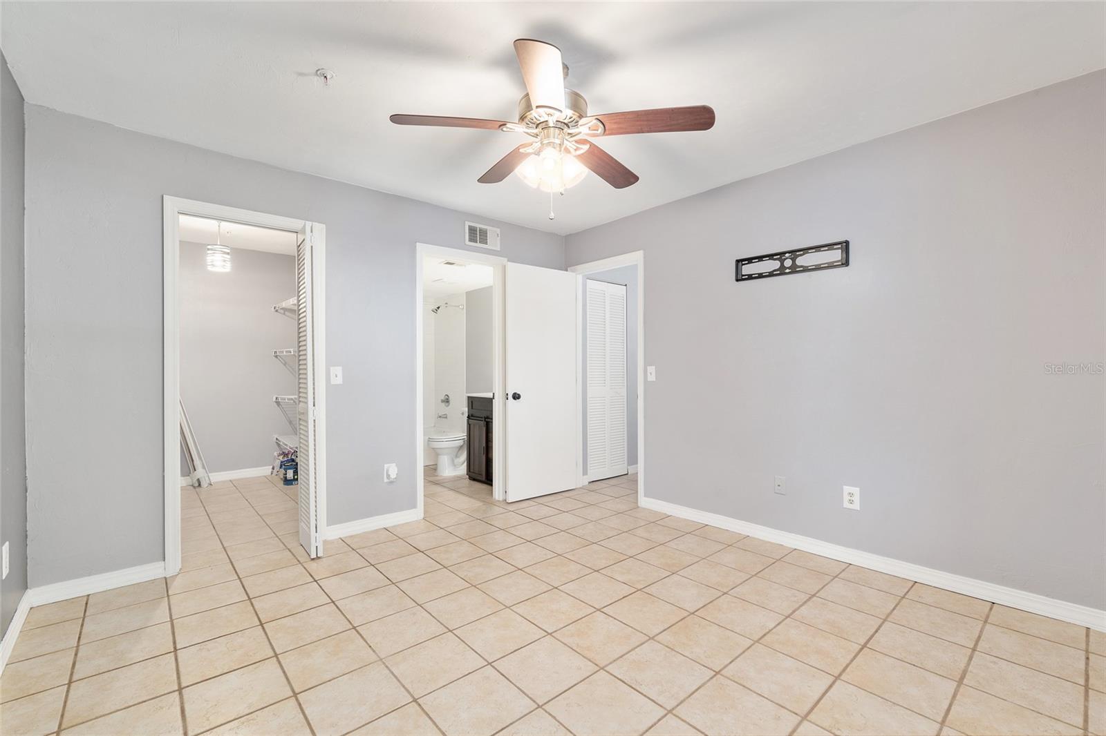 Image 18 of 33 For 2360 Archer Road 1102