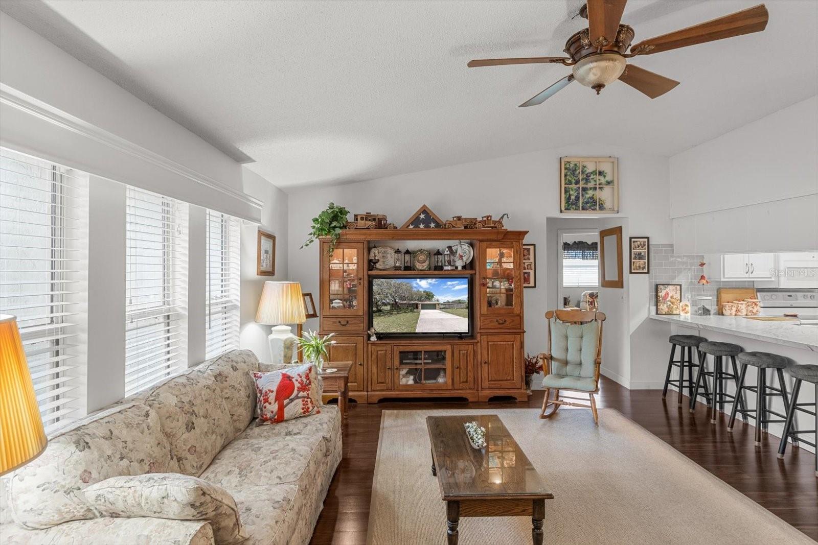 Listing photo id 8 for 1786 Border Avenue