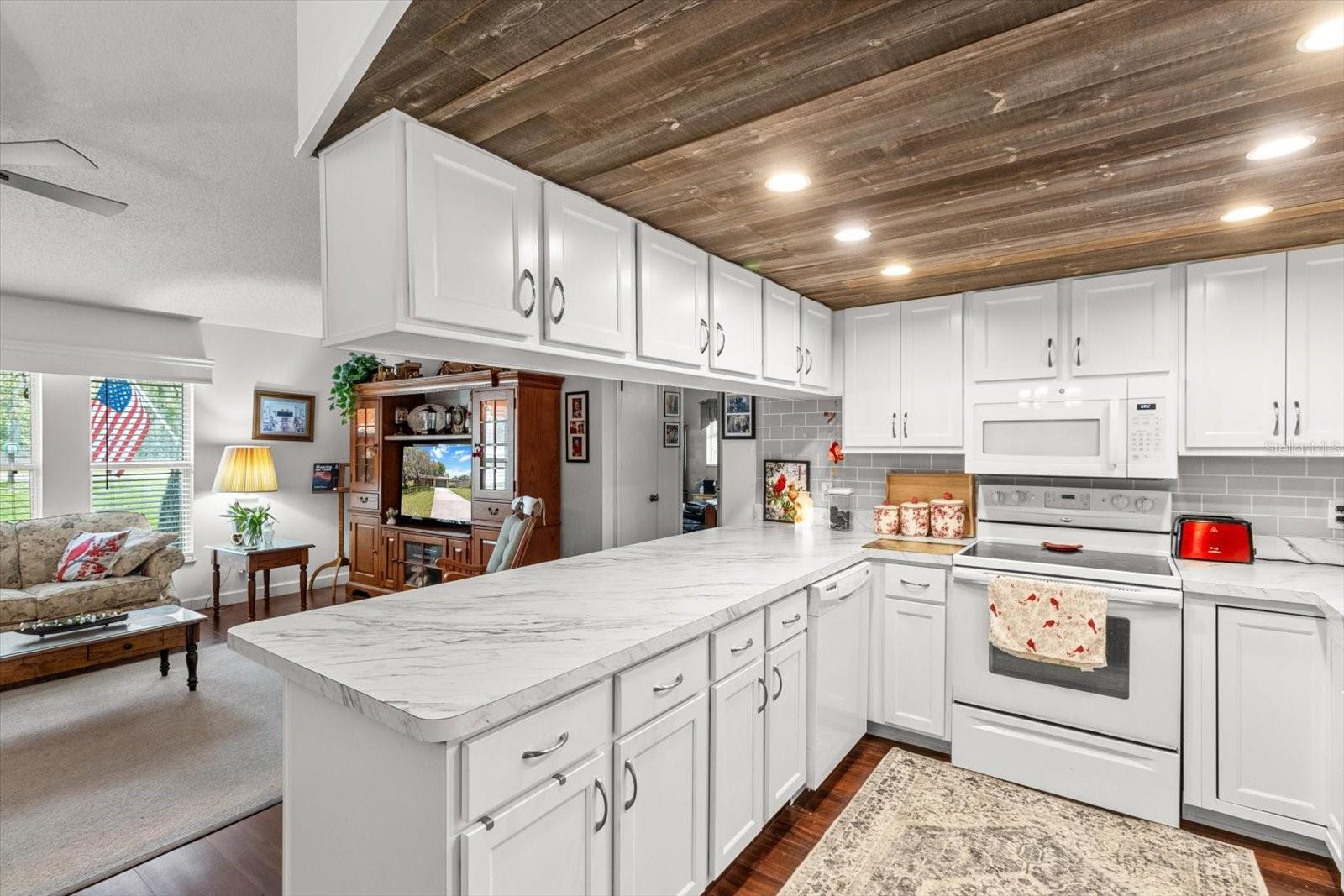 Listing photo id 10 for 1786 Border Avenue