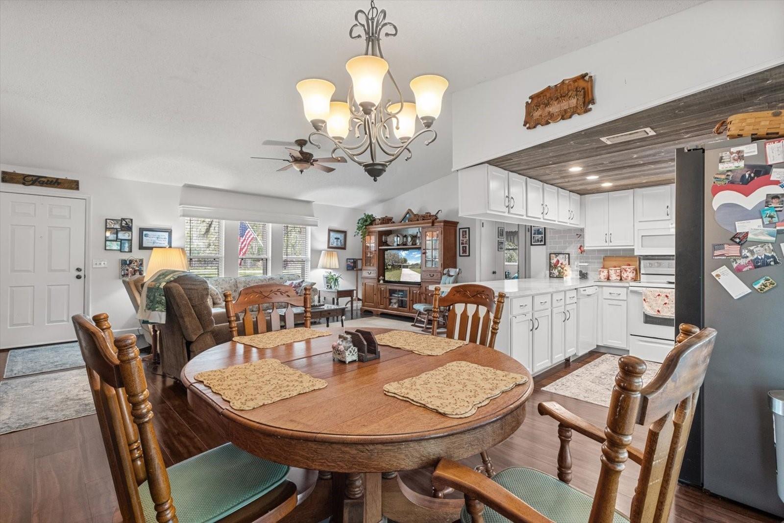 Listing photo id 14 for 1786 Border Avenue
