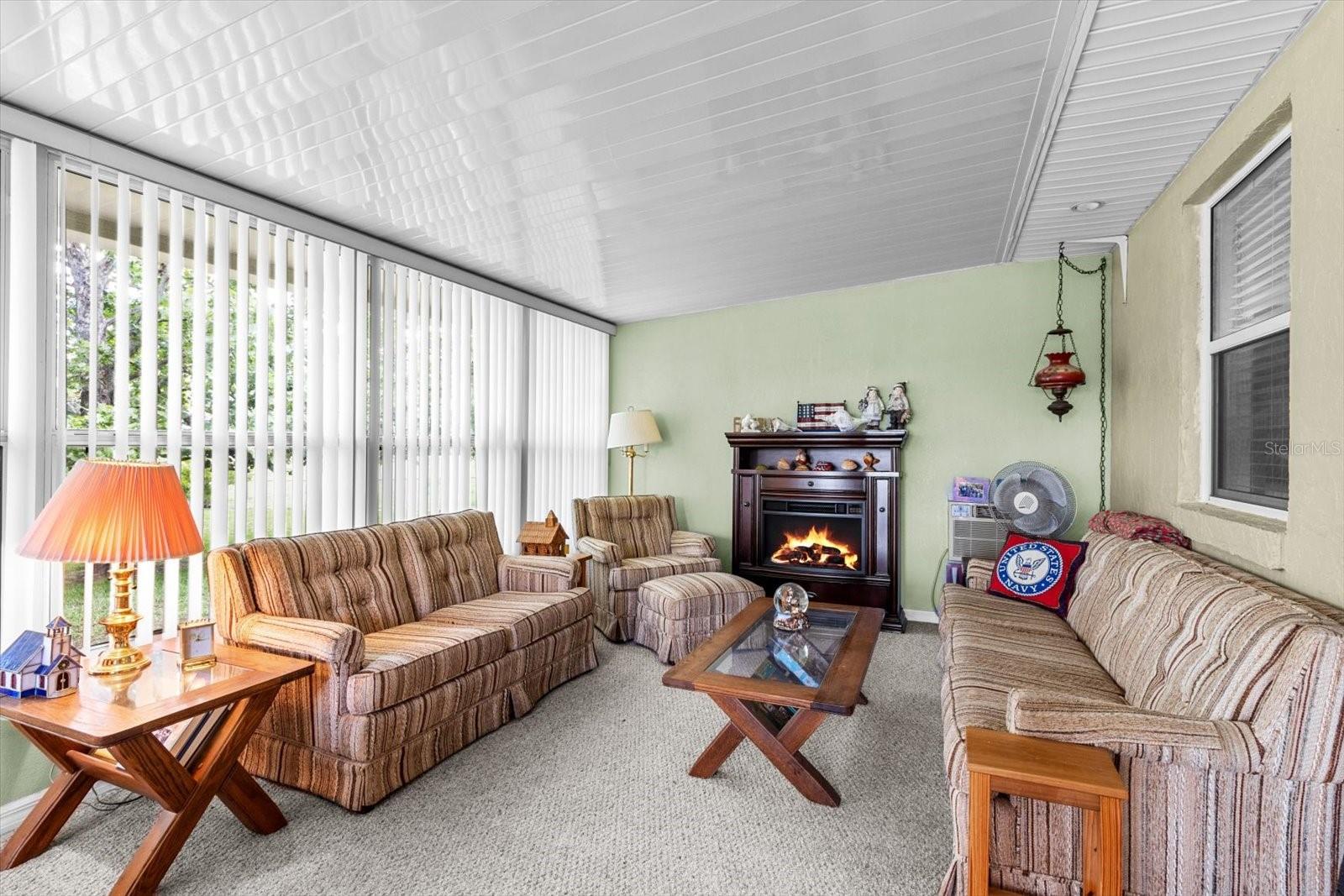 Listing photo id 26 for 1786 Border Avenue