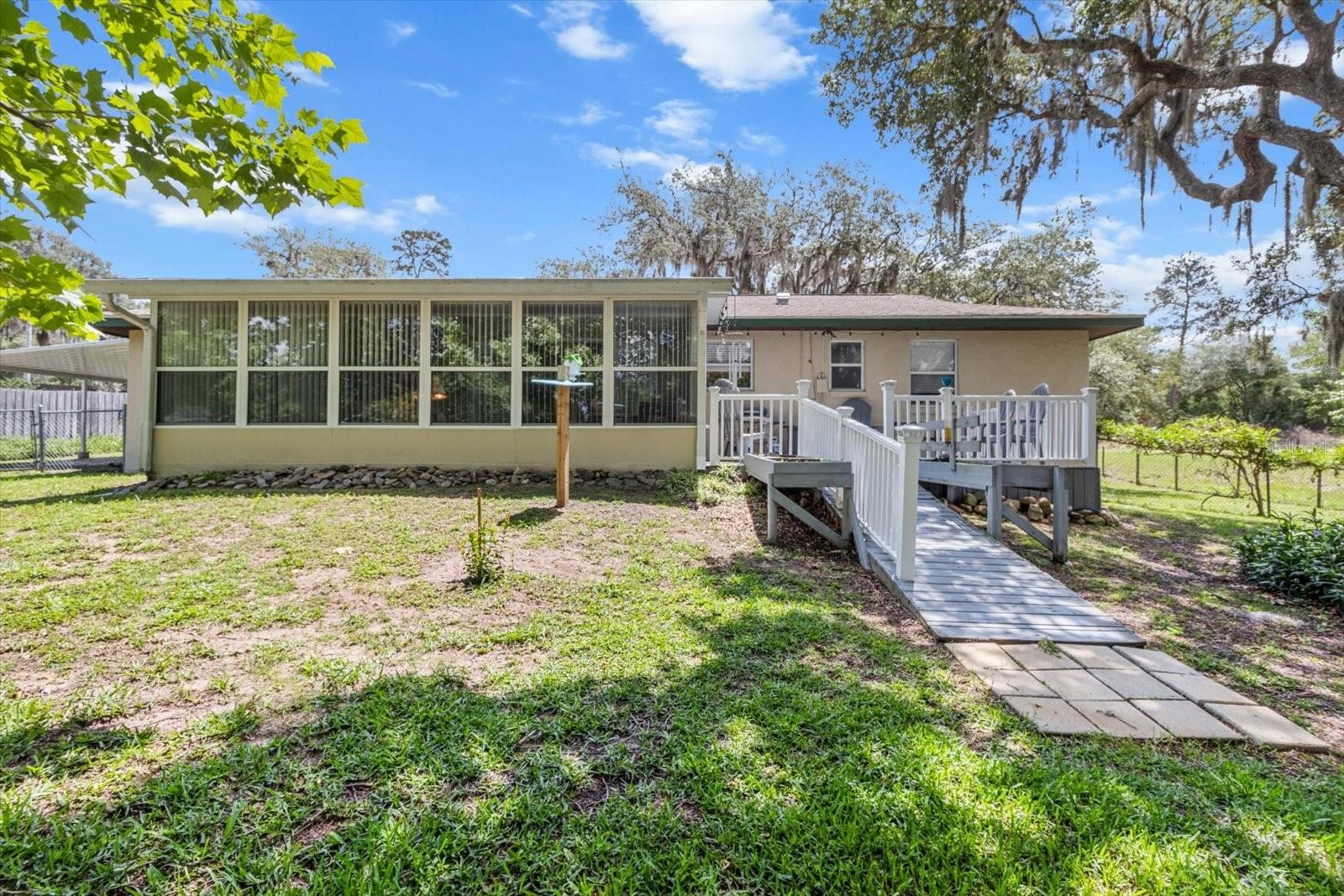 Listing photo id 28 for 1786 Border Avenue