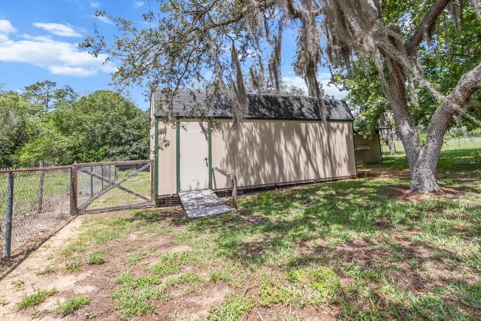 Listing photo id 31 for 1786 Border Avenue