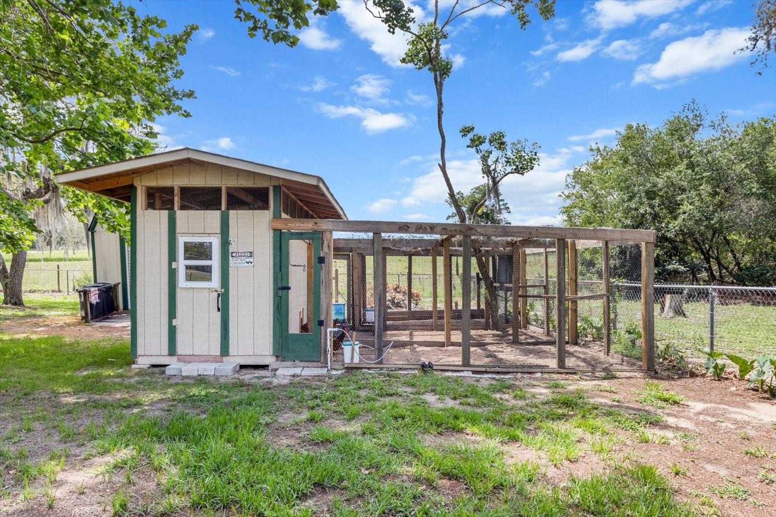 Listing photo id 32 for 1786 Border Avenue