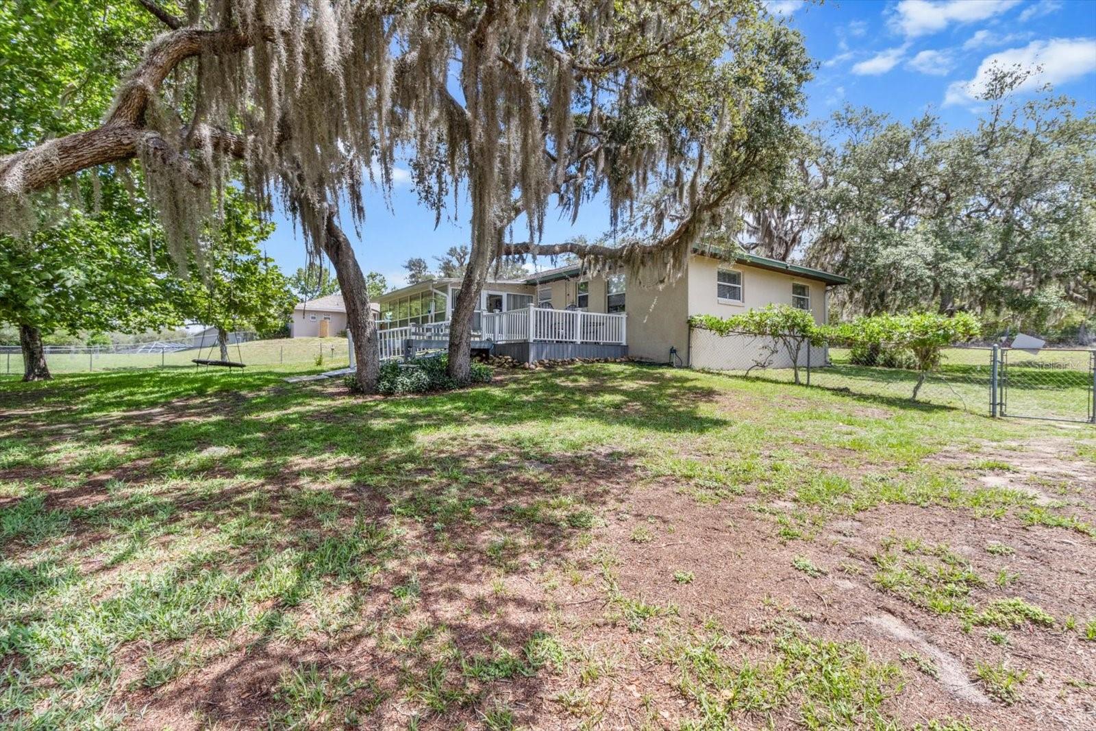 Listing photo id 34 for 1786 Border Avenue