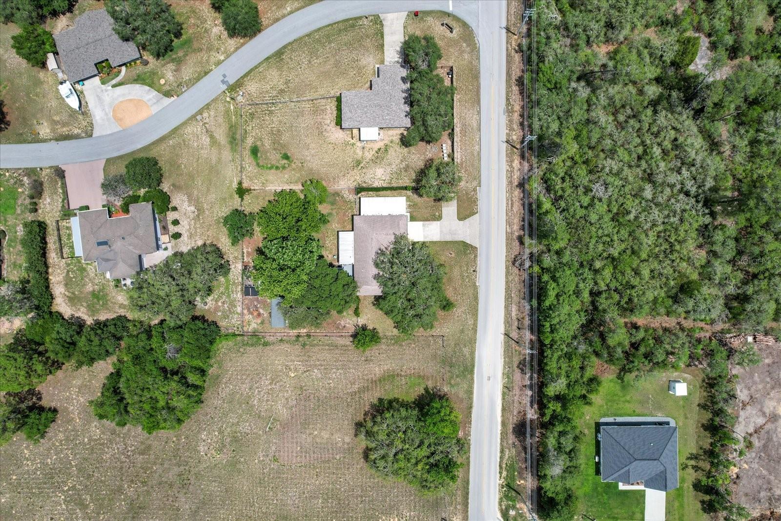 Listing photo id 38 for 1786 Border Avenue