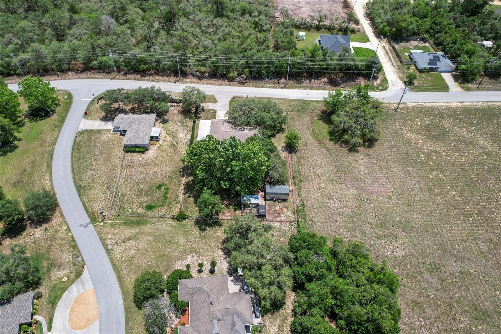 Listing photo id 39 for 1786 Border Avenue