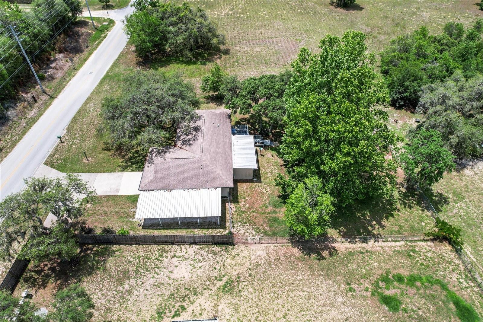 Listing photo id 40 for 1786 Border Avenue