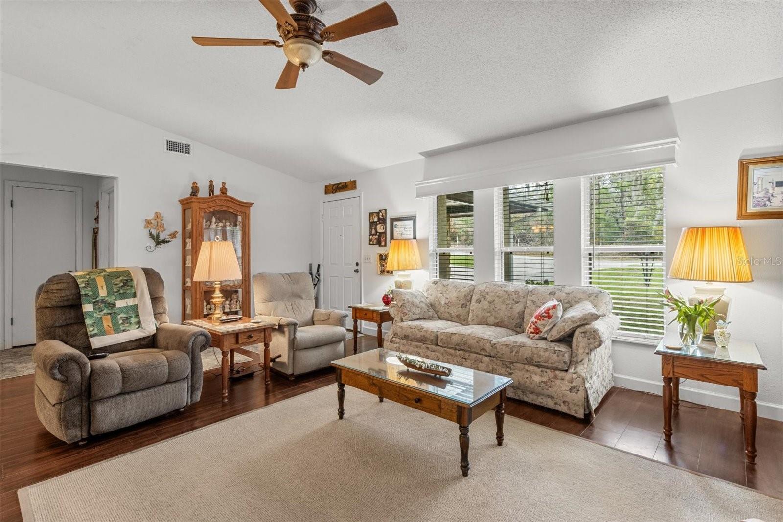 Listing photo id 5 for 1786 Border Avenue