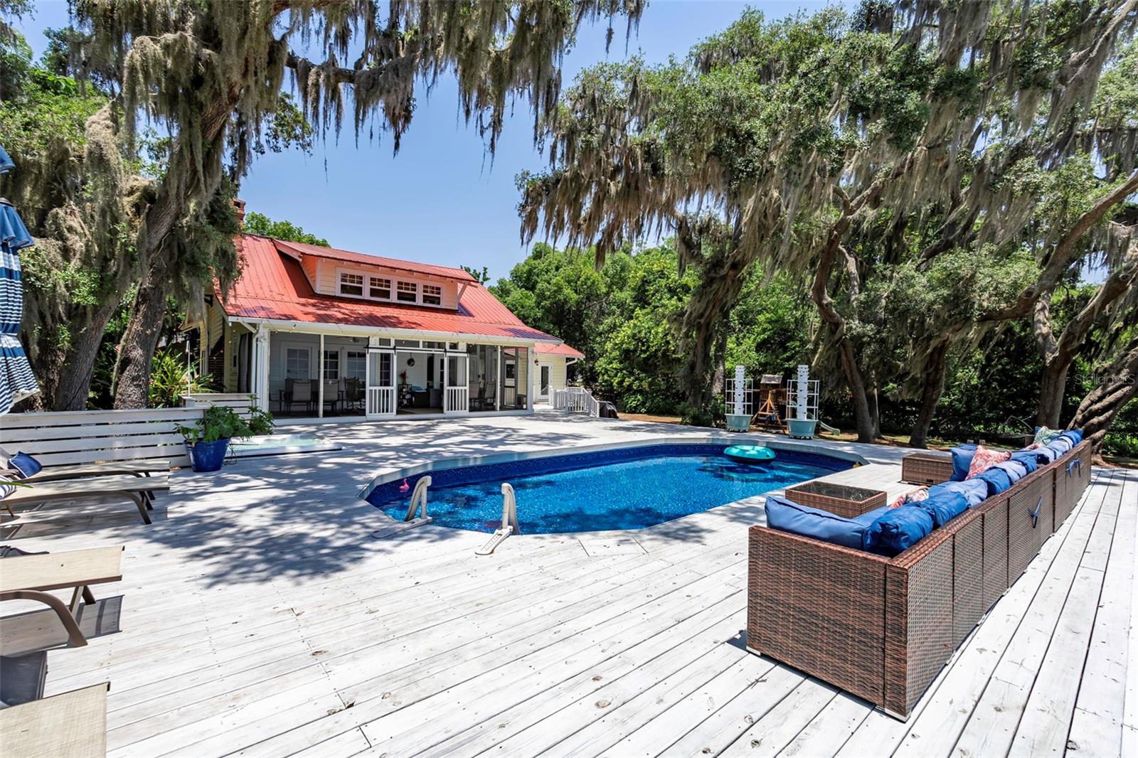 Listing photo id 9 for 561 Lakeview Drive