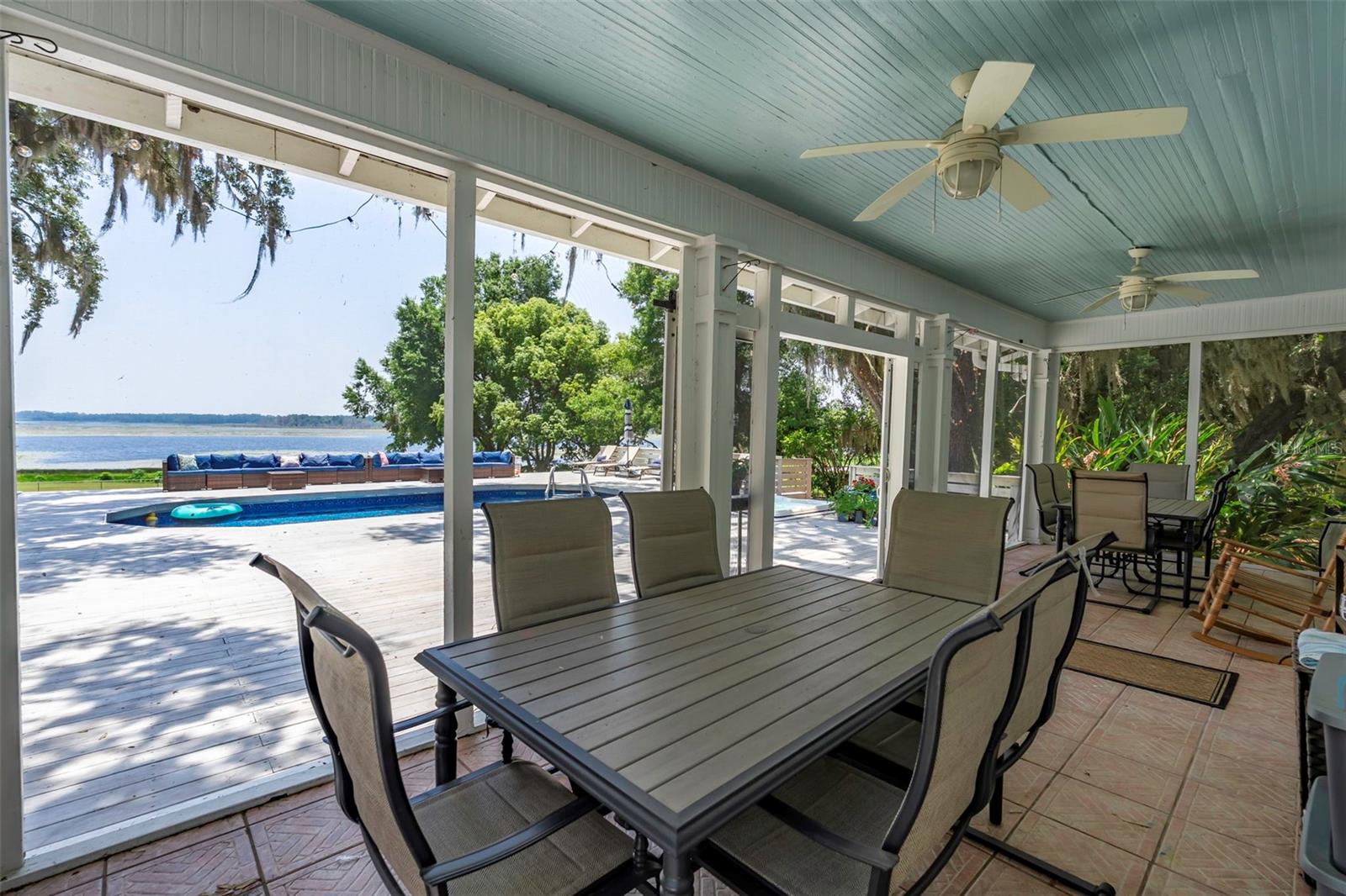 Listing photo id 10 for 561 Lakeview Drive