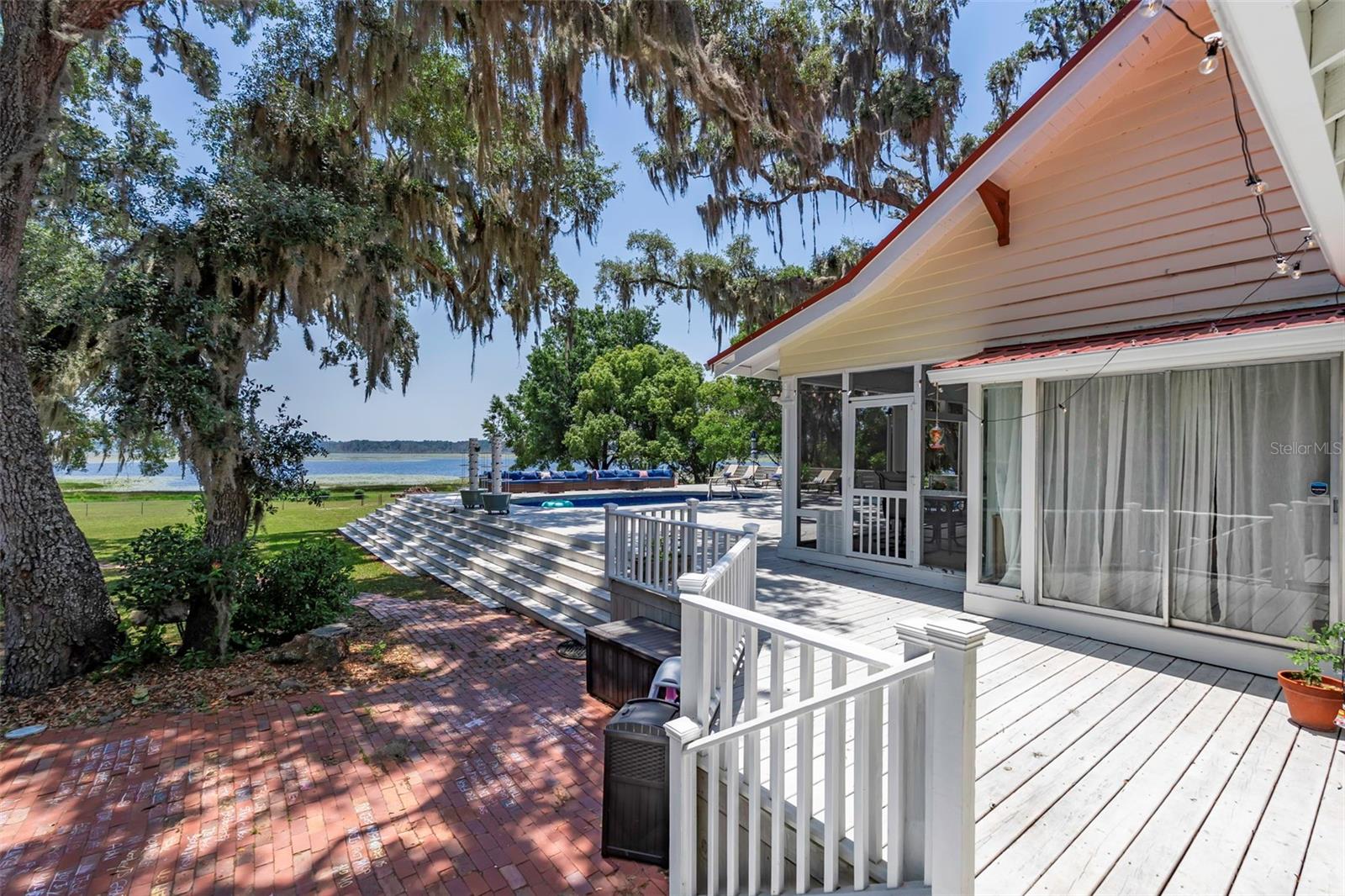 Listing photo id 11 for 561 Lakeview Drive