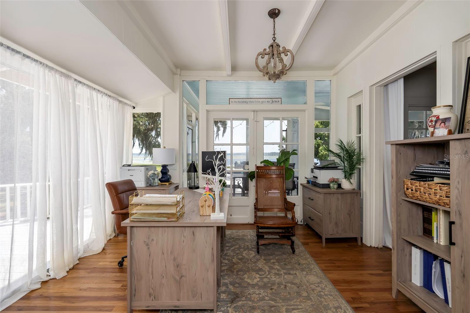 Listing photo id 12 for 561 Lakeview Drive