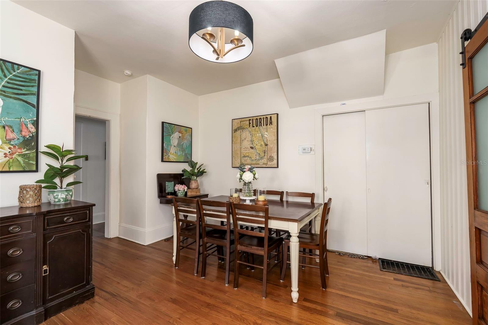 Listing photo id 13 for 561 Lakeview Drive