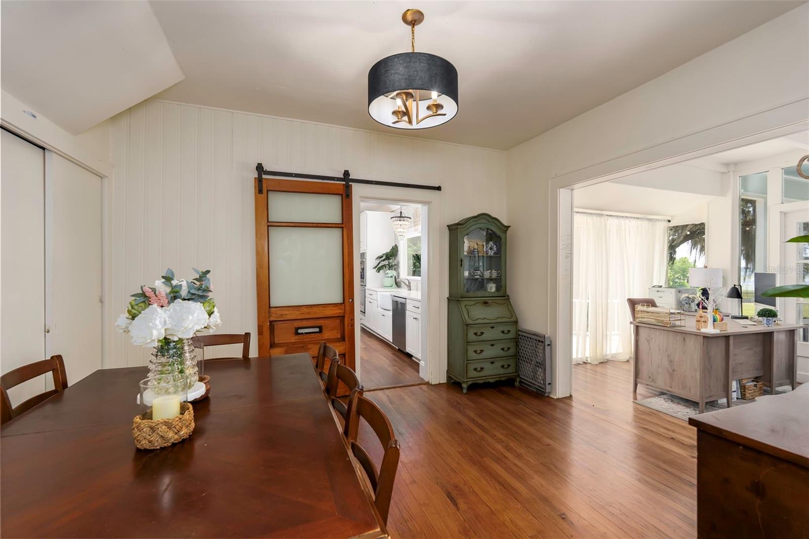 Listing photo id 14 for 561 Lakeview Drive