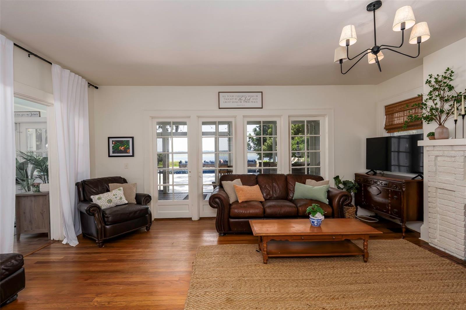 Listing photo id 15 for 561 Lakeview Drive