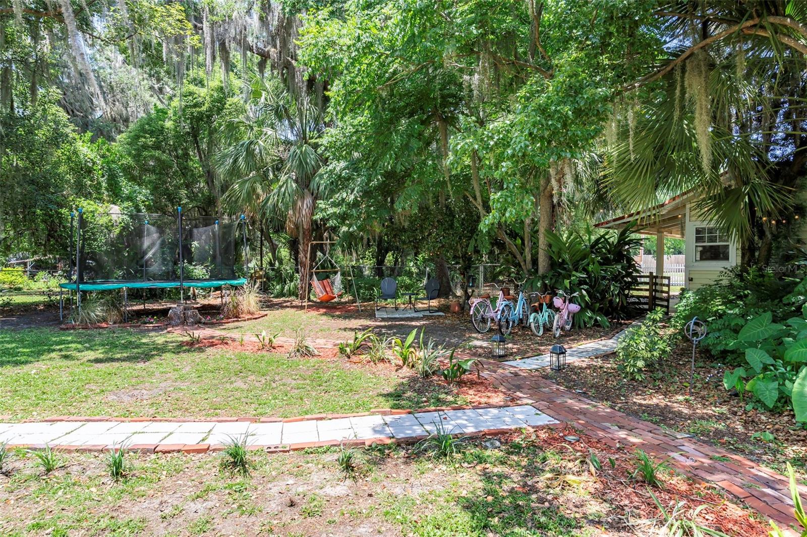 Listing photo id 0 for 561 Lakeview Drive
