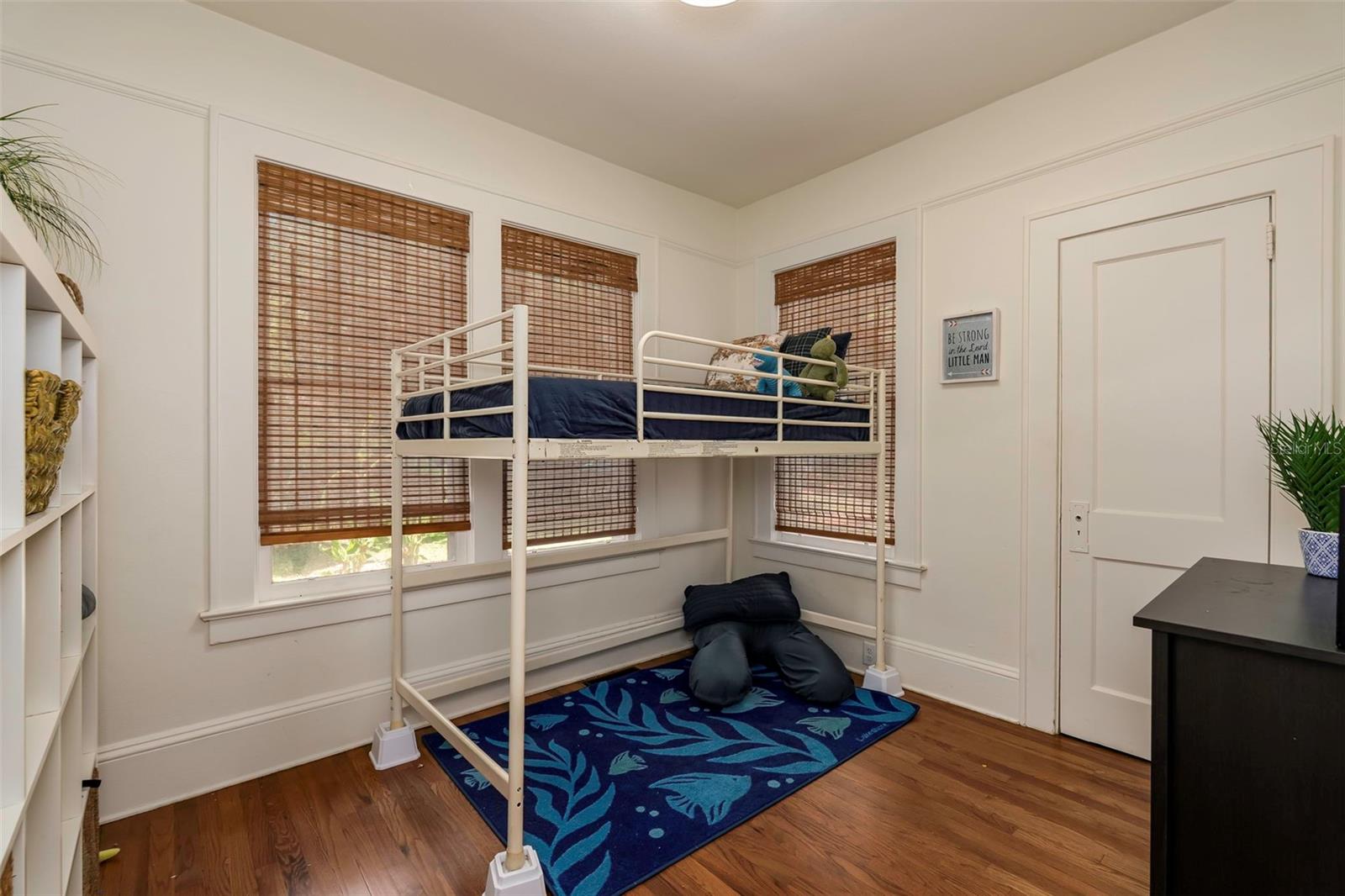 Listing photo id 18 for 561 Lakeview Drive