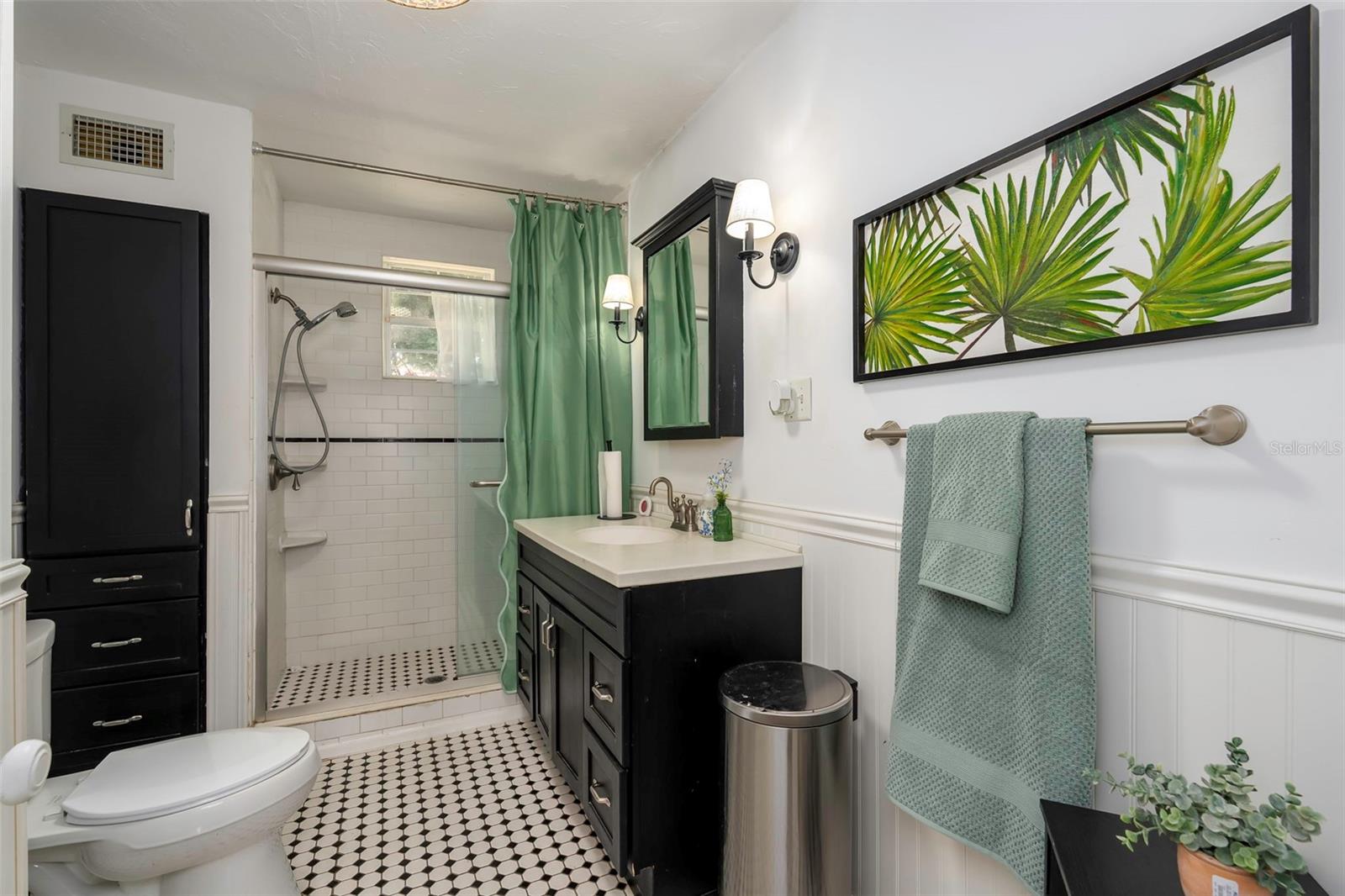 Listing photo id 19 for 561 Lakeview Drive