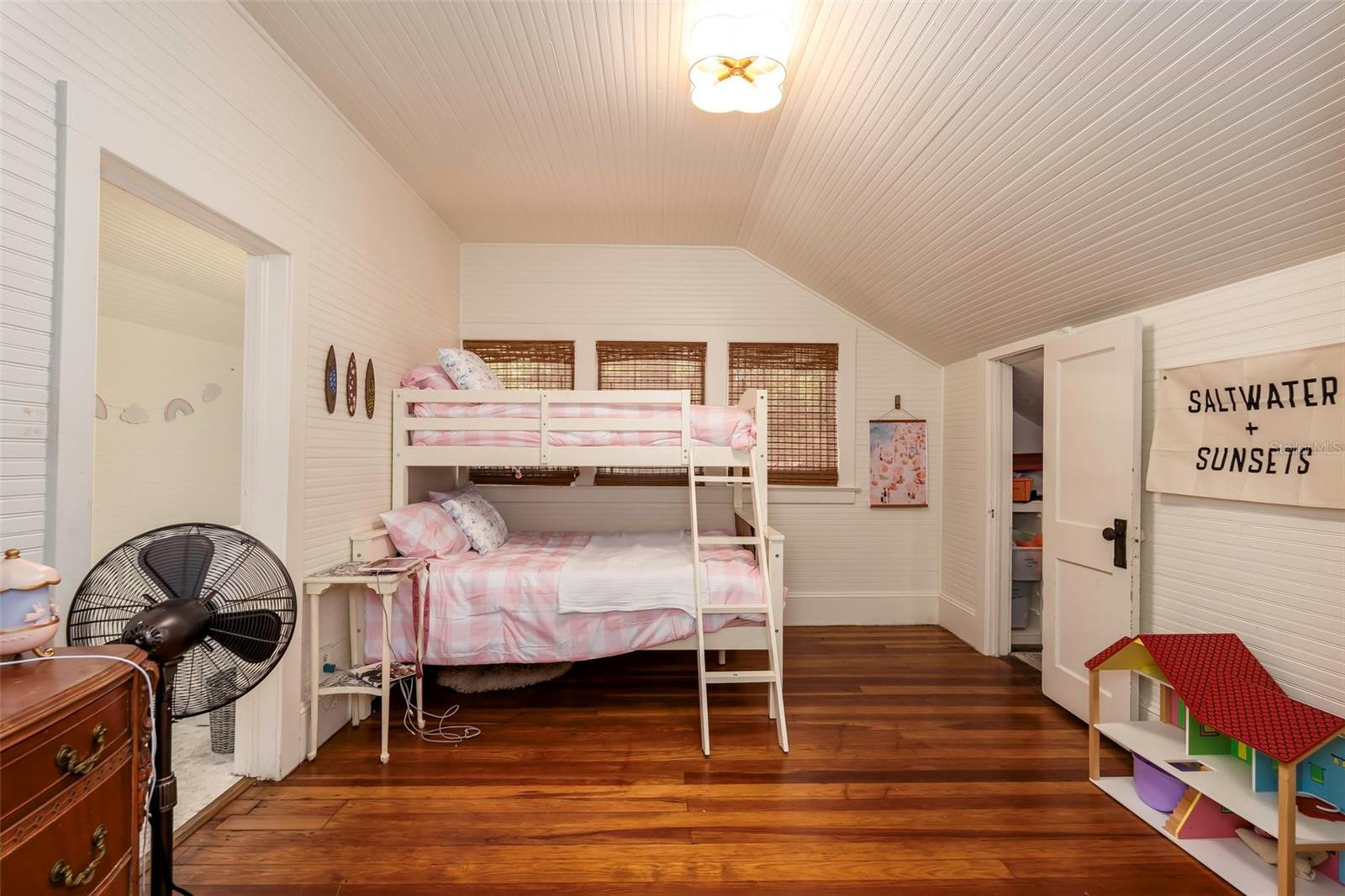 Listing photo id 22 for 561 Lakeview Drive