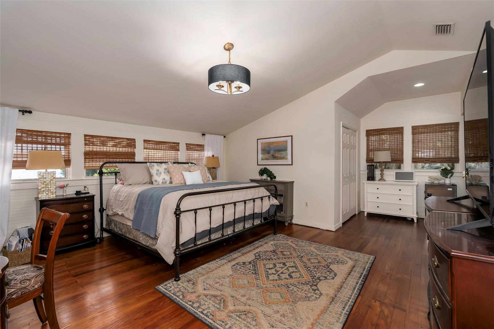 Listing photo id 24 for 561 Lakeview Drive