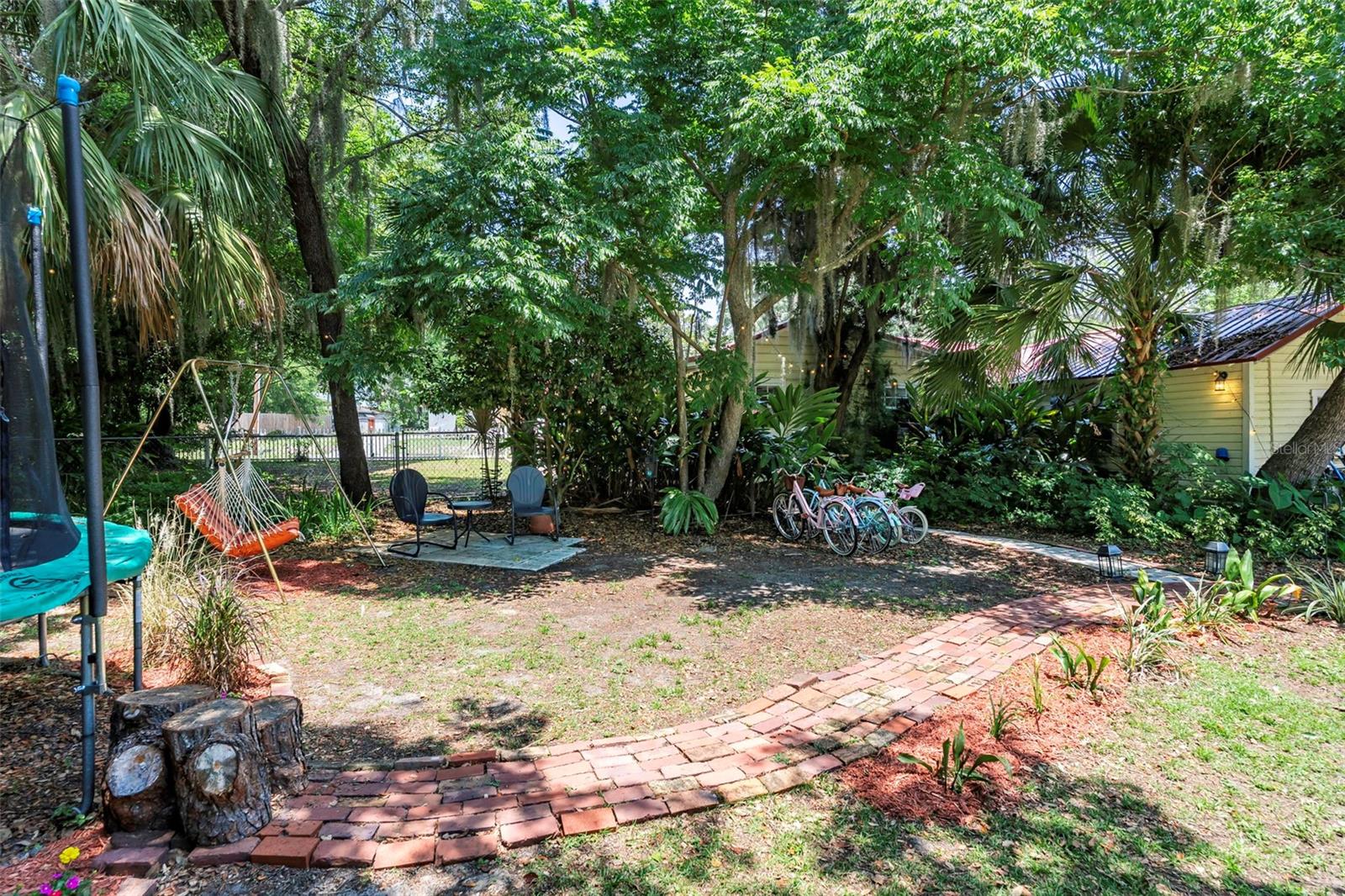 Listing photo id 1 for 561 Lakeview Drive