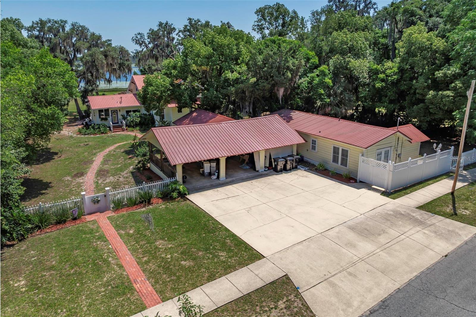 Listing photo id 31 for 561 Lakeview Drive