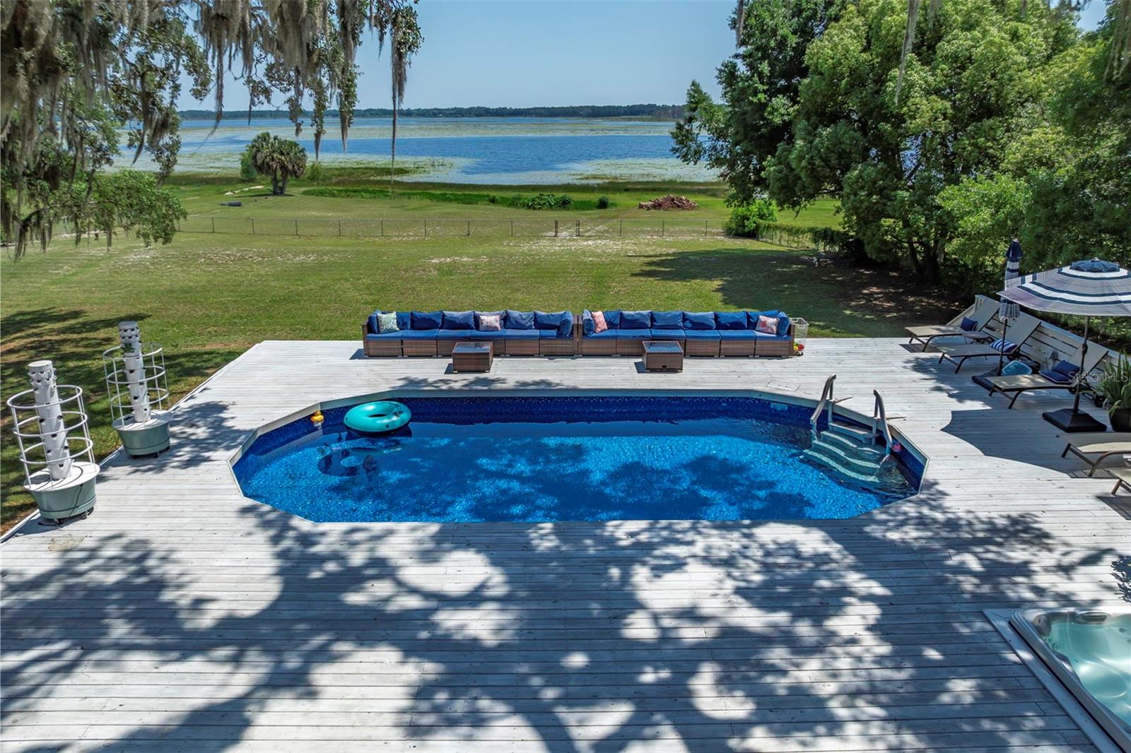 Listing photo id 33 for 561 Lakeview Drive