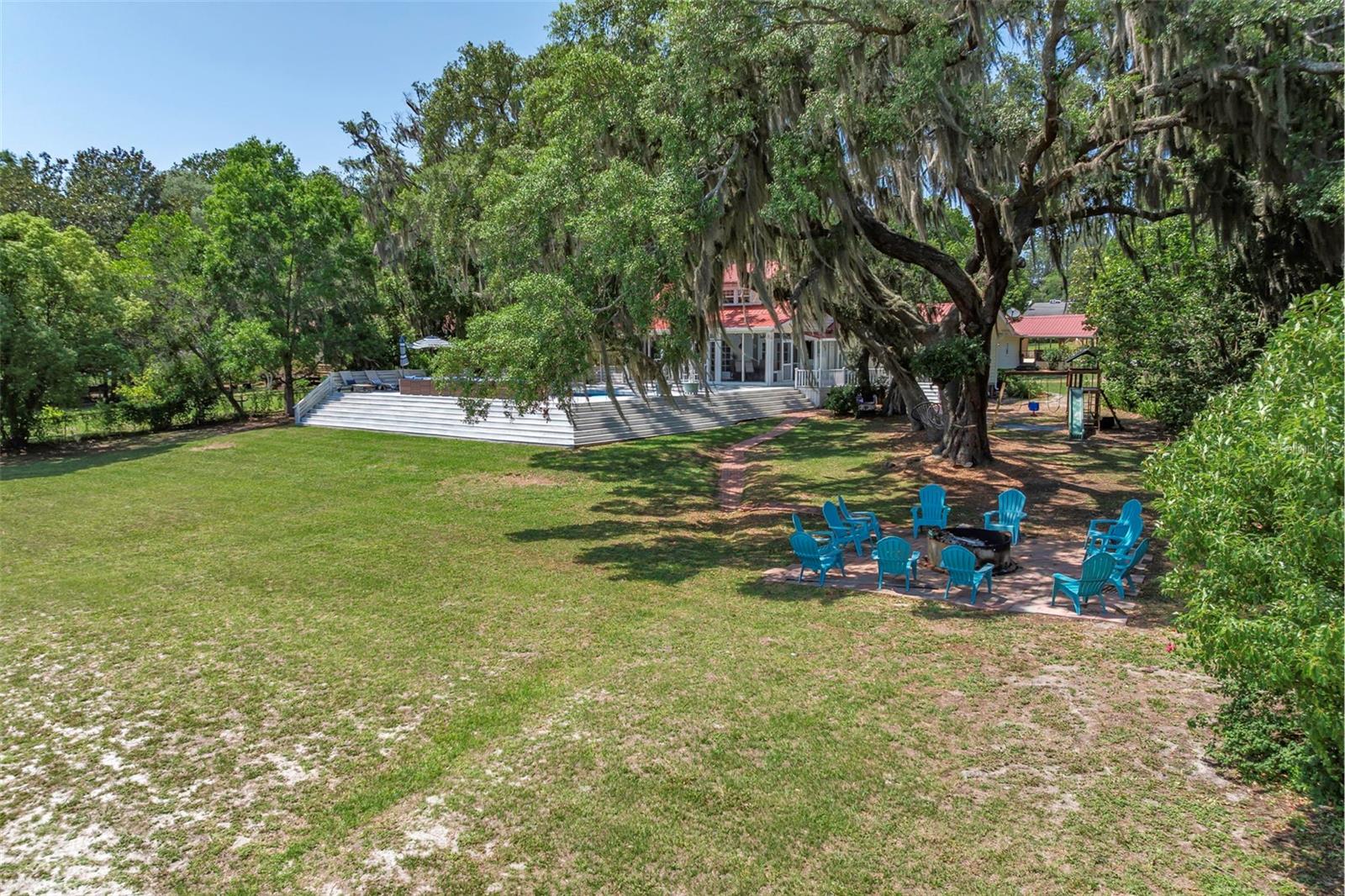 Listing photo id 35 for 561 Lakeview Drive