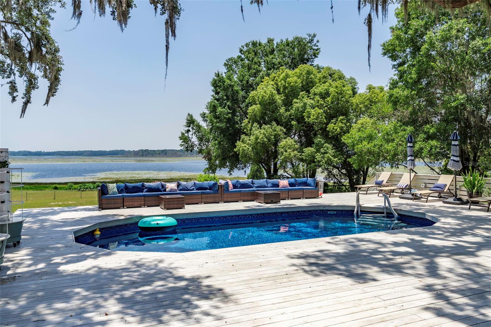 Listing photo id 2 for 561 Lakeview Drive