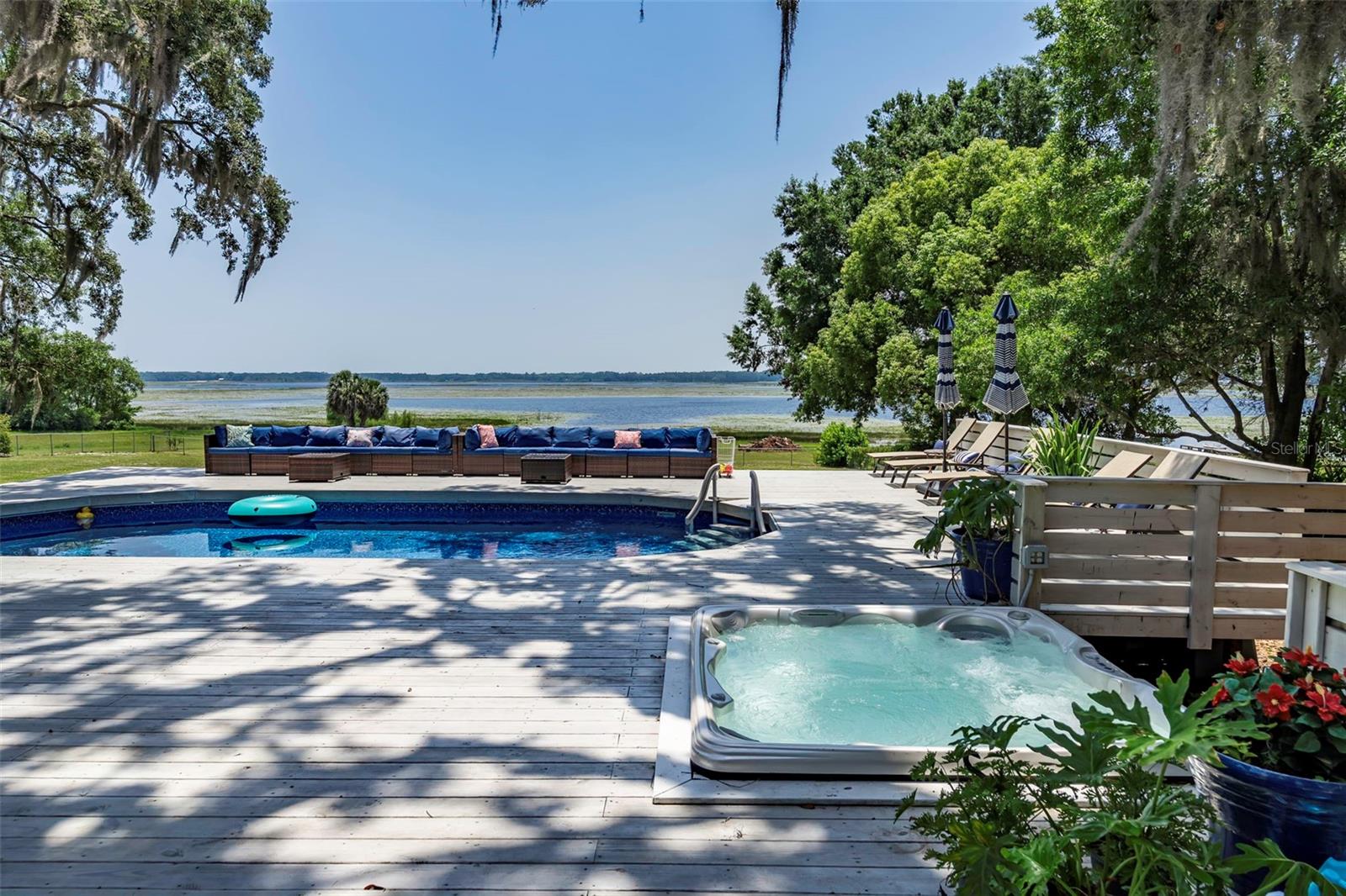 Listing photo id 4 for 561 Lakeview Drive