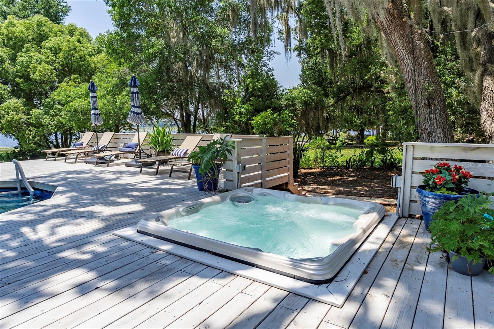 Listing photo id 5 for 561 Lakeview Drive