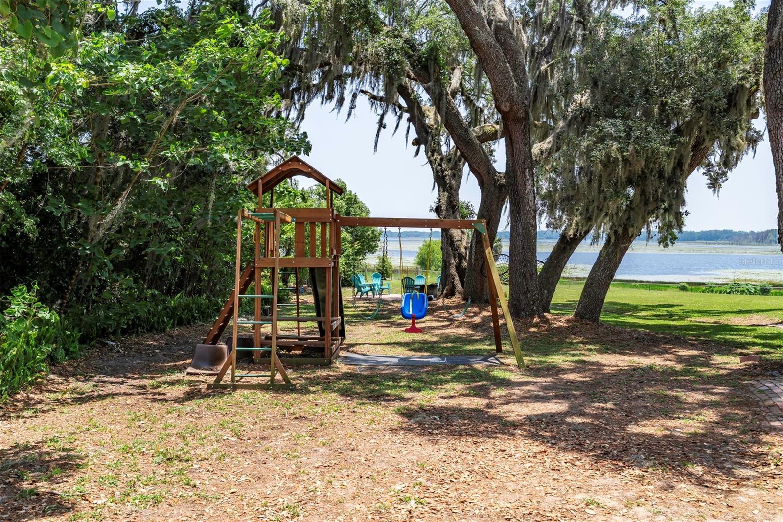 Listing photo id 6 for 561 Lakeview Drive
