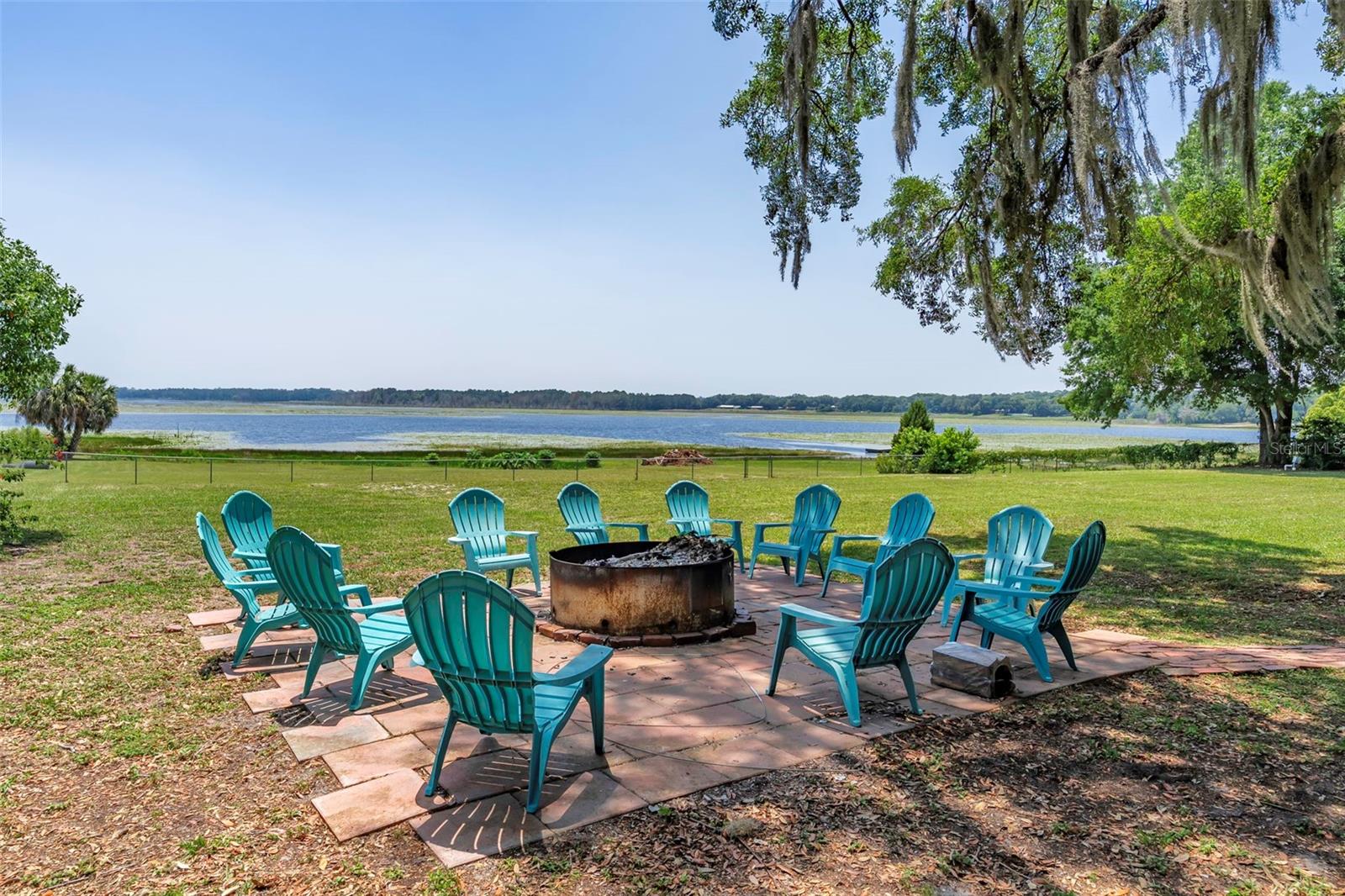 Listing photo id 7 for 561 Lakeview Drive